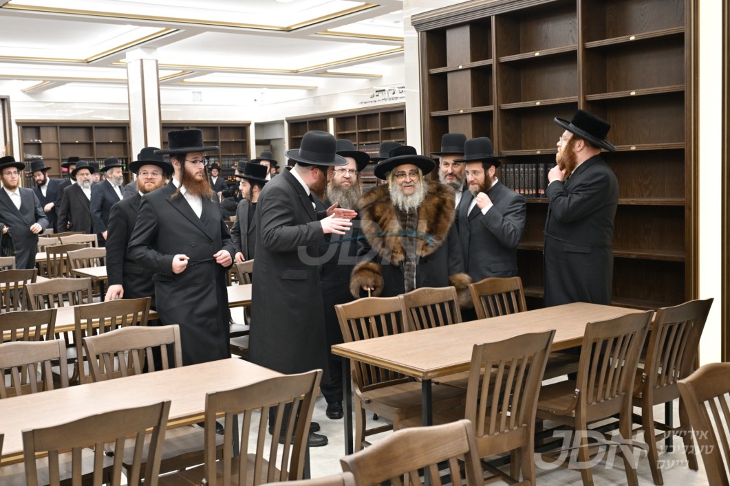 האדמו"ר מסאטמאר באזוכט אין מאנטשעסטער לרגל די חנוכת הבית פון היכל התורה החדש 'לב אהרן' אין ביהמ"ד הגדול סאטמאר אין מאנטשעטסער