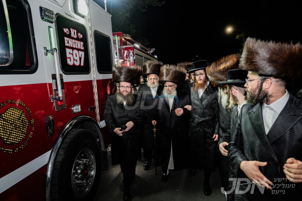 האדמו"ר מסאטמאר ביים קביעת מזוזה אינעם נייע גאראדזש פון חברה מצילי אש אין קרית יואל