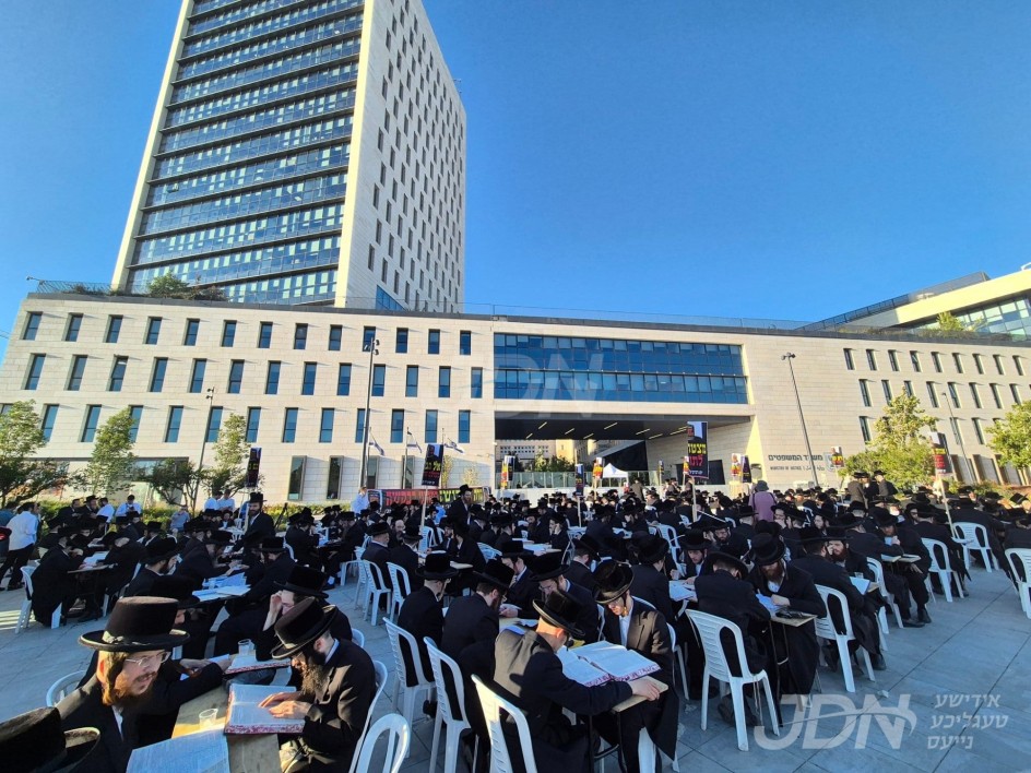 וויזניצער כולל אינגעלייט זענען מוחה פארנט פון די משרד המשפטים