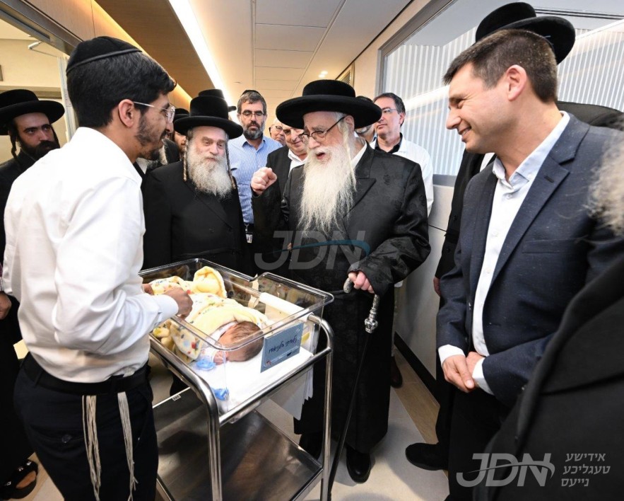 האדמו"ר מצאנז ביים קביעת מזוזה פאר א נייע אפטיילונג אין די לאניאדו שפיטאל אין קרית צאנז