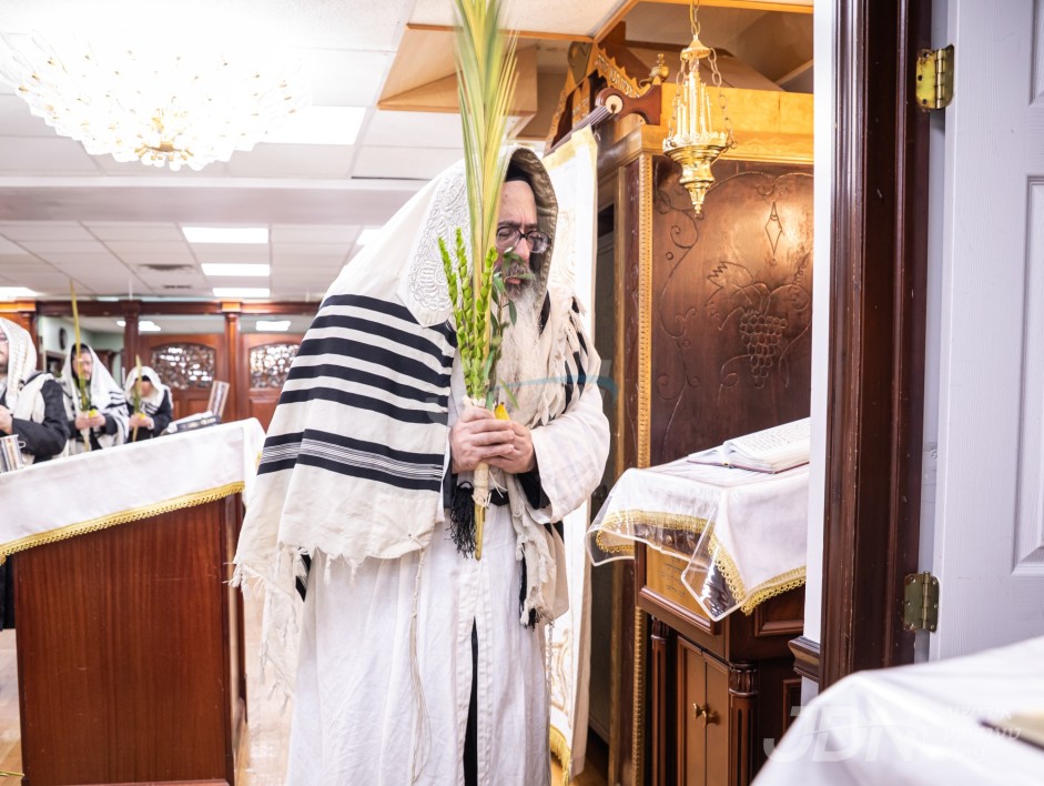 סוכות ביי הגה"צ אבד"ק  יאקע