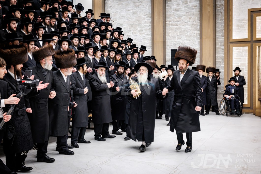 הכנסת ספר תורה צום היכל המתיבתא אין ישיבה גדולה צאנז קלויזענבורג אין בארא פארק‎