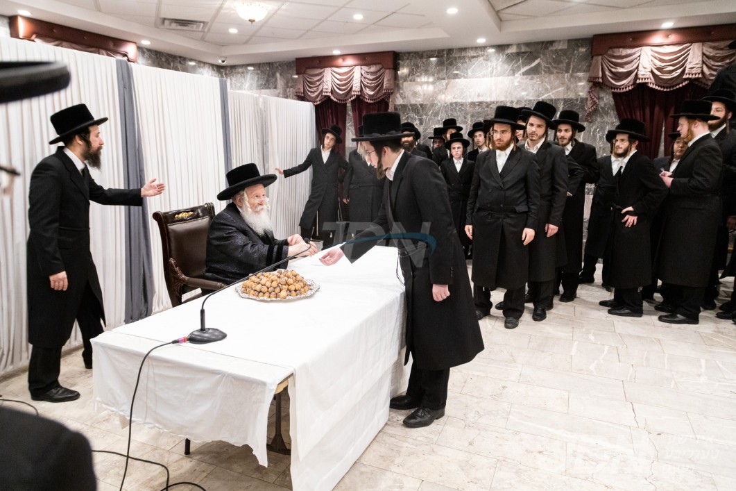 האדמו"ר מבאבוב ביים געזעגענען און טיילן משיירי נוי סוכה פאר בחורי באבוב פון ארה"ק