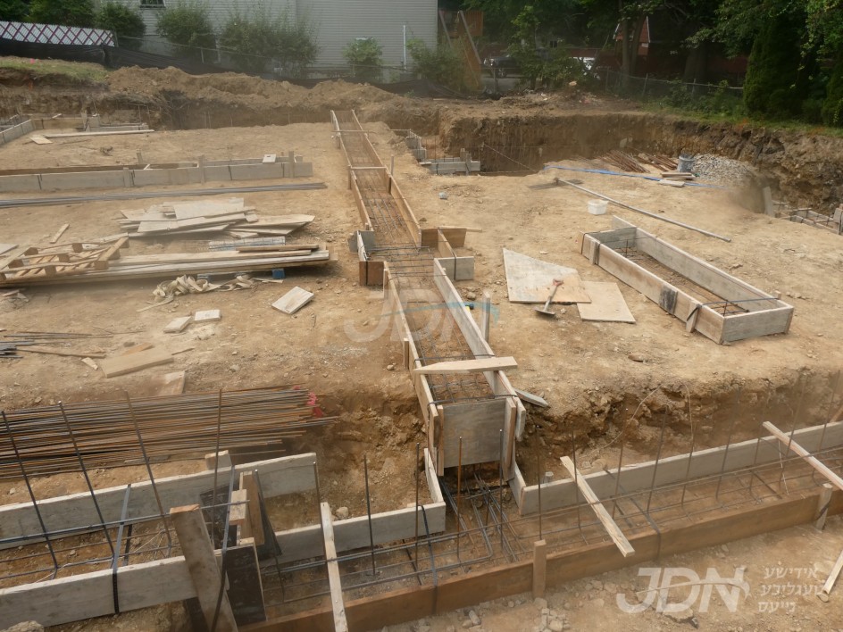 בוי ארבעט אנגעהויבן פאר נייע ביהמ"ד "סאדאוונא" אין מאנסי, בנשיאות הגה"צ ר' אלישע סעקולא שליט"א אבד"ק סאדאוונא מאנסי
