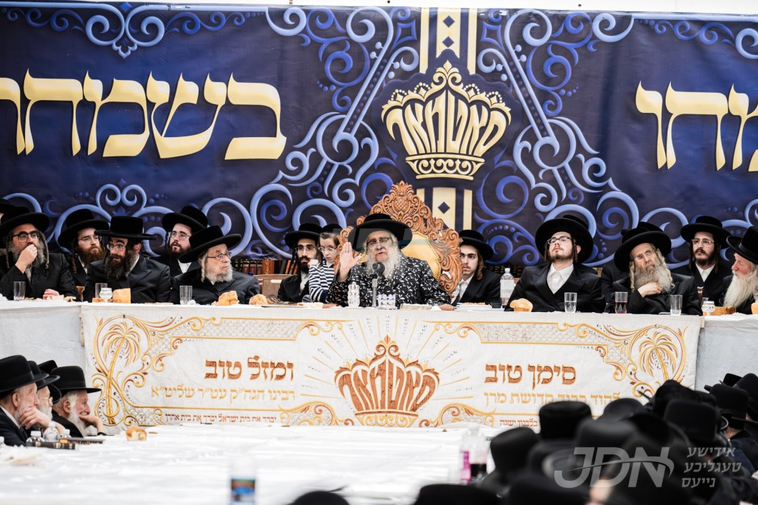 האדמו"ר מסאטמאר ביים לחיים און טיש ביום ל"ג בעומר אינאיינעם מיטן שמחת קישור החיתון פון אן אייניקל