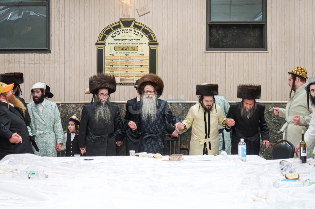 פורים אין חצר הקודש צאנז זוועהיל