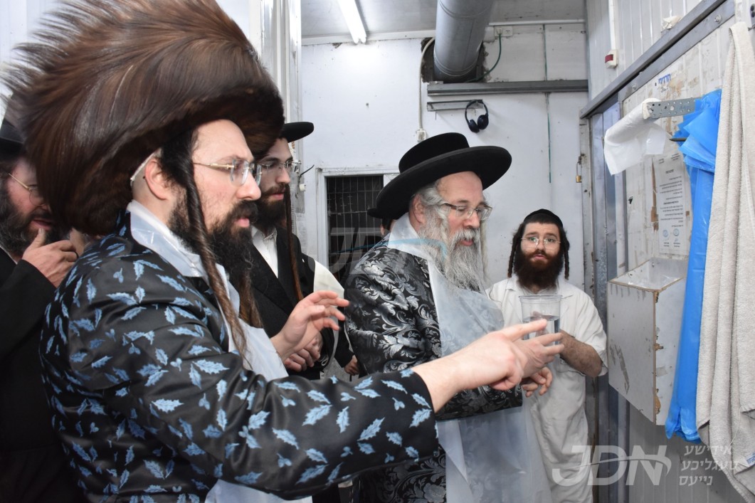 האדמו"רים מראחוב און מעזיבוזש ביים באקן מצות