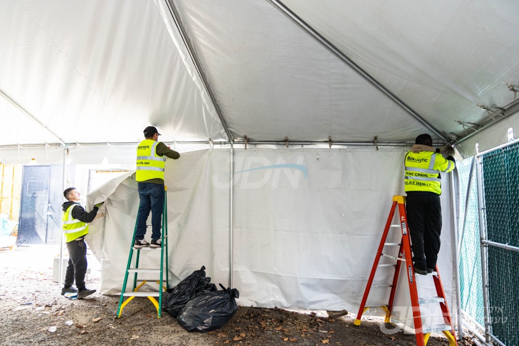 די בארימטע רענטעסטיק פארטי רענטאל פירמע ביים אויפשטעלן א ריזן שאטער בחצר הקודש באבוב אין בארא פארק פאר די ערב פסח אקטיוויטעטן
