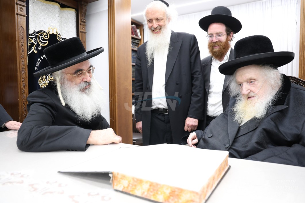 האדמו"ר מדושינסקיא באזוכט ביים פוסק הדור מרא דארעא קדישא