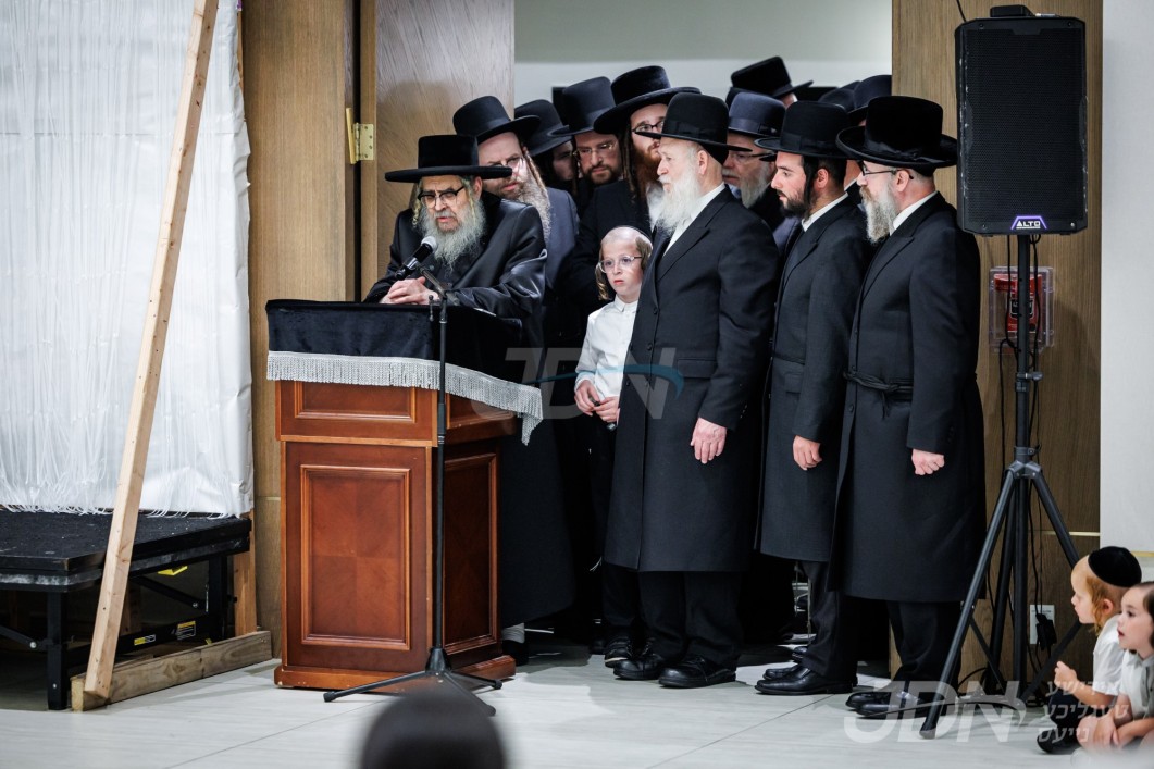 האדמו"ר מסאטמאר באזוכט אין קעמפ ממתקים שע"י המספיק