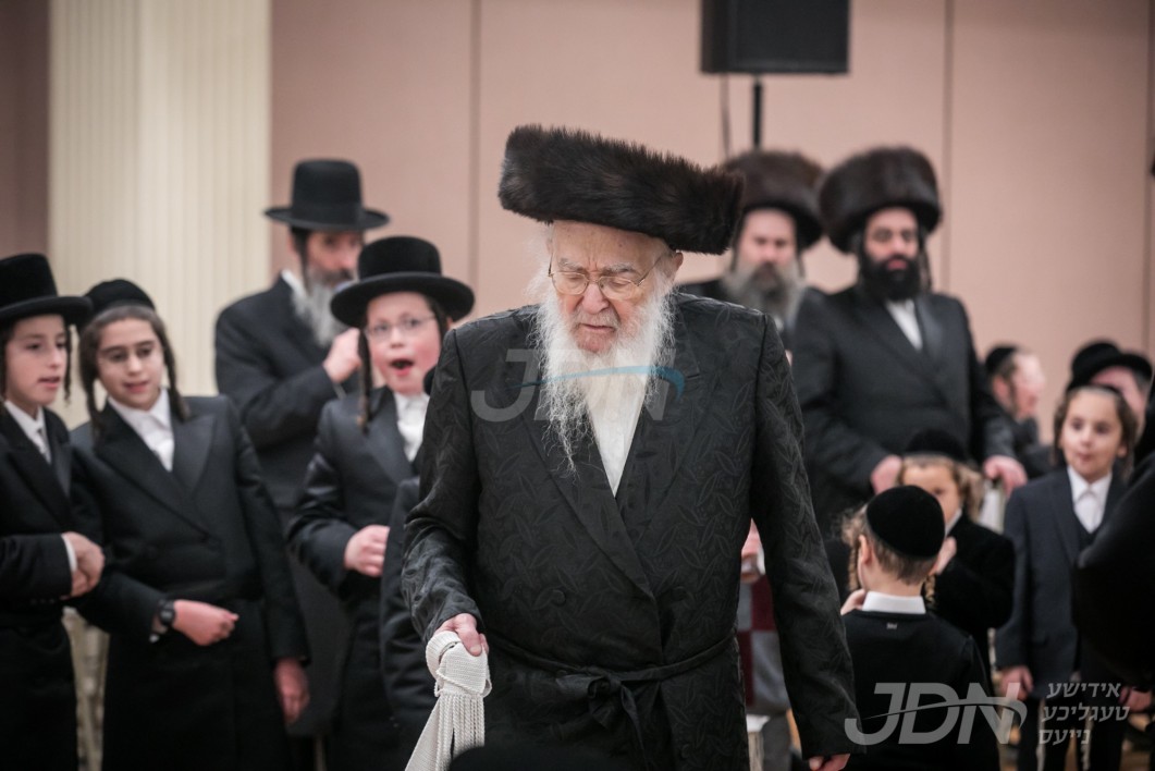 ועל זקני שארית ישראל: זקן האדמורי"ם האדמו"ר מסטריזוב שליט"א שפיטאליזירט מיט א לונגען אנטצינדונג