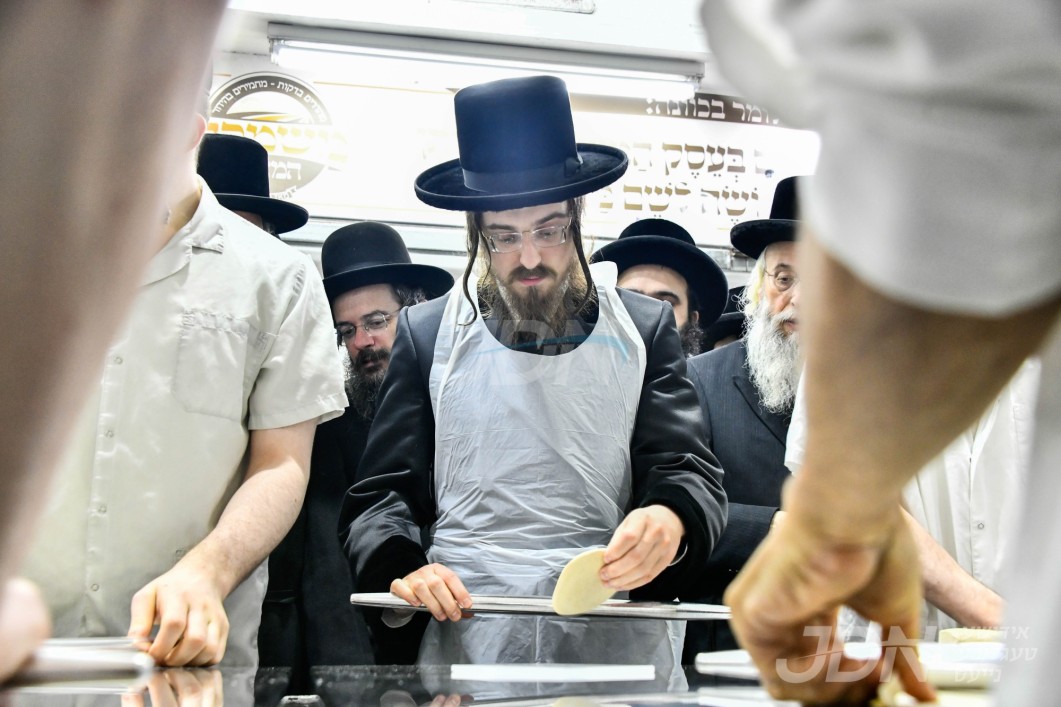 האדמו"ר מסאדיגורה ביי מים שלנו און באקן מצות