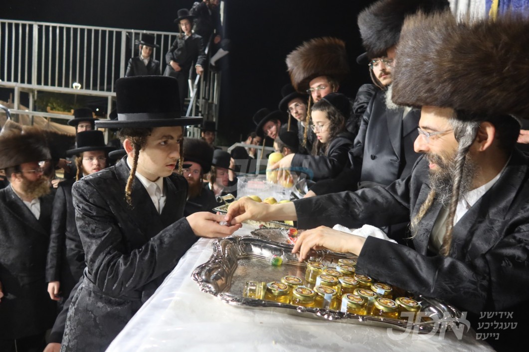 האדמו"ר מזוועהיל מוצש"ק אין אתרא קדישא מירון