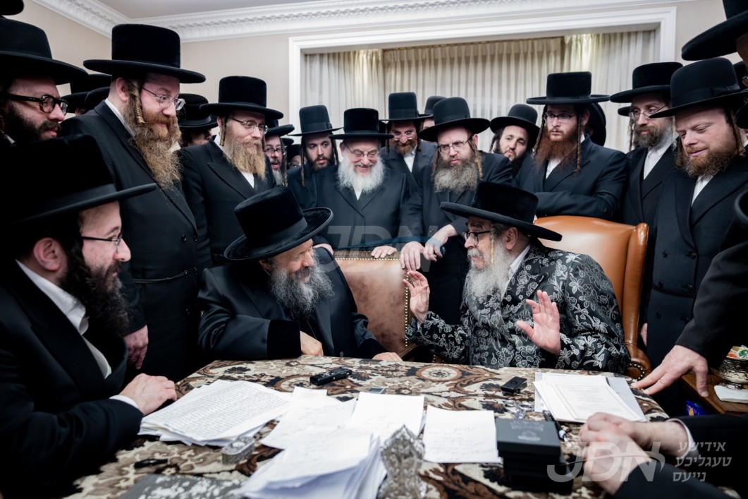 האדמו"ר מבאבוב-45 וועלכע וויילט אויף אפרוה אין טשעסטער קרית יואל המורחבת באזוכט ביי האדמו''ר מסאטמאר