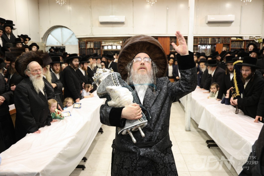 הכנסת ספר תורה און קביעת מזוזה פאר נייע היכל התורה אין ביהמ"ד ביאלא ב"ב אין ירושלים