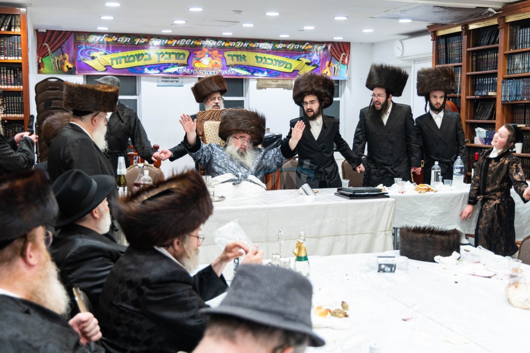 פורים אין חצר הקודש סקאליע