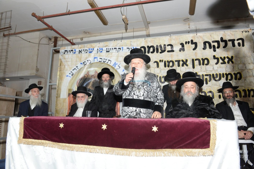 האדמו"ר ממישקאלץ ביים הדלקה ל"ג בעומר
